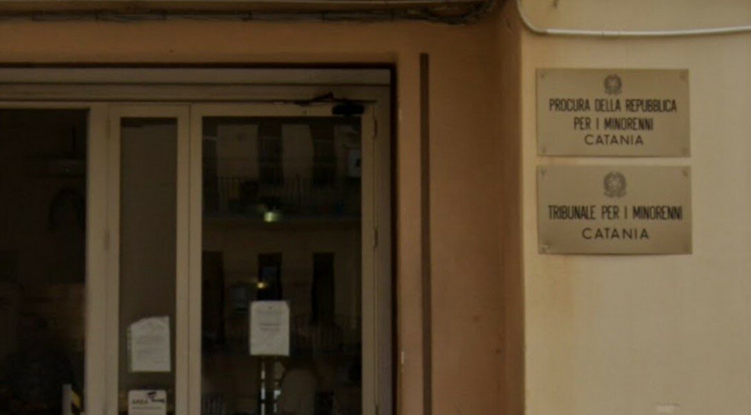 Scooter sul marciapiede del Tribunale per i minorenni Scooter sul marciapiede del Tribunale per i minorenni