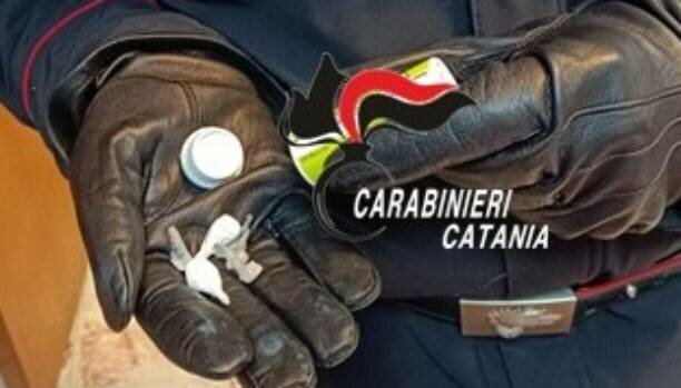 Scappa con la droga, poi urla per avvisare il gemello