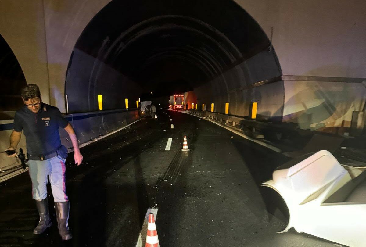 Furgone con barca a bordo si schianta in galleria
