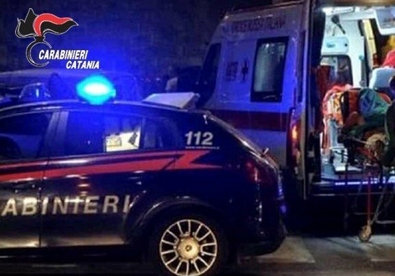 Entra come una furia nella stanza da letto e accoltella il fratello