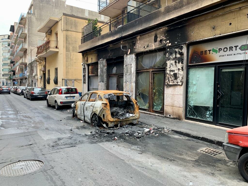 "Finalmente rimuovono le auto bruciate" "Finalmente rimuovono le auto bruciate"