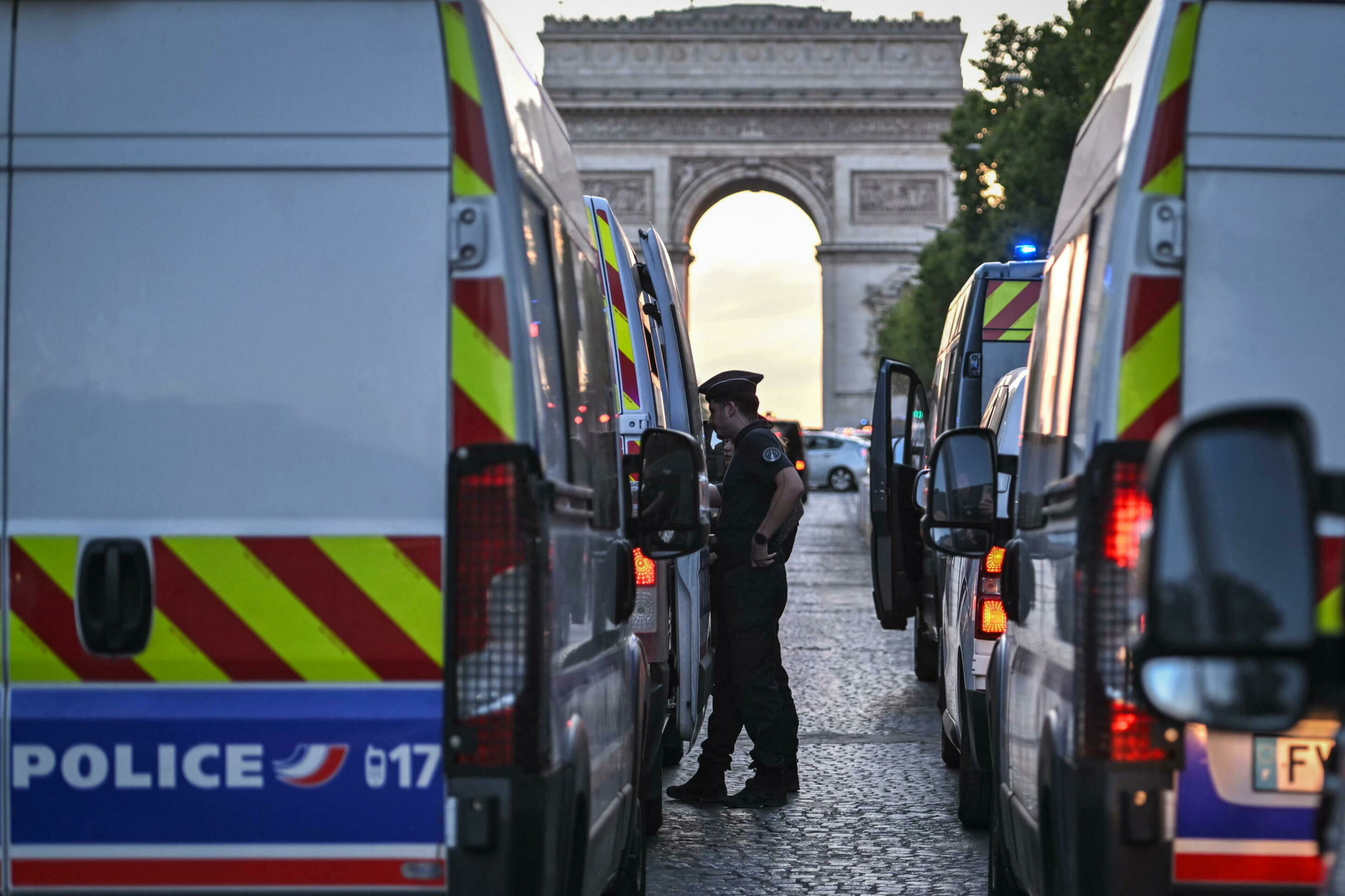 Tre donne accoltellate a Parigi: 'Me lo ha detto Allah'