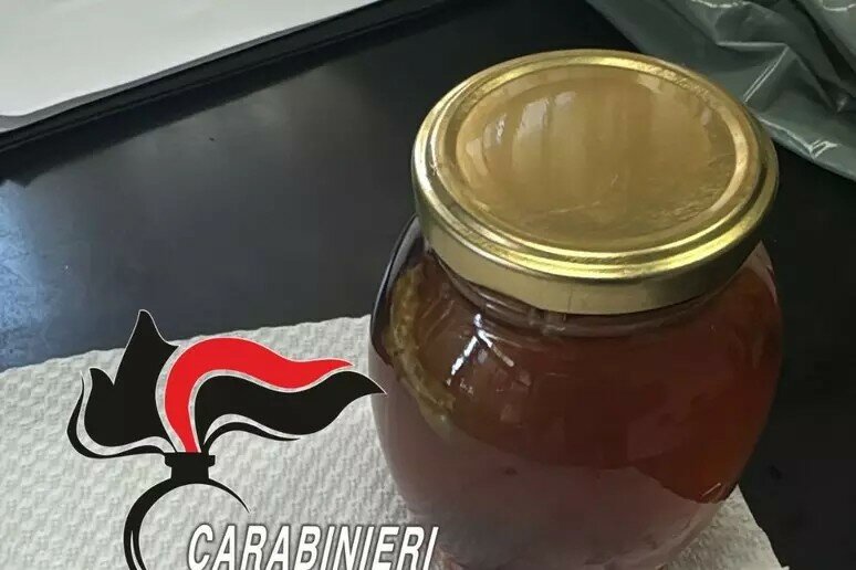 Mangia un cucchiaino di 'miele da sballo', 17enne in pericolo di vita