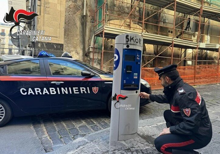 Scassinano il parcometro, ma vengono sorpresi dai carabinieri