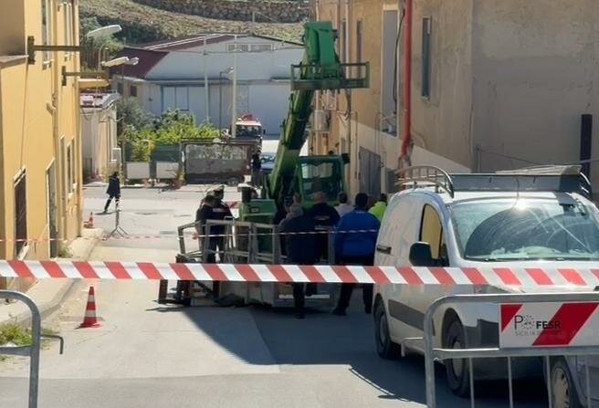 Tre operai cadono da impalcatura: due sono gravi