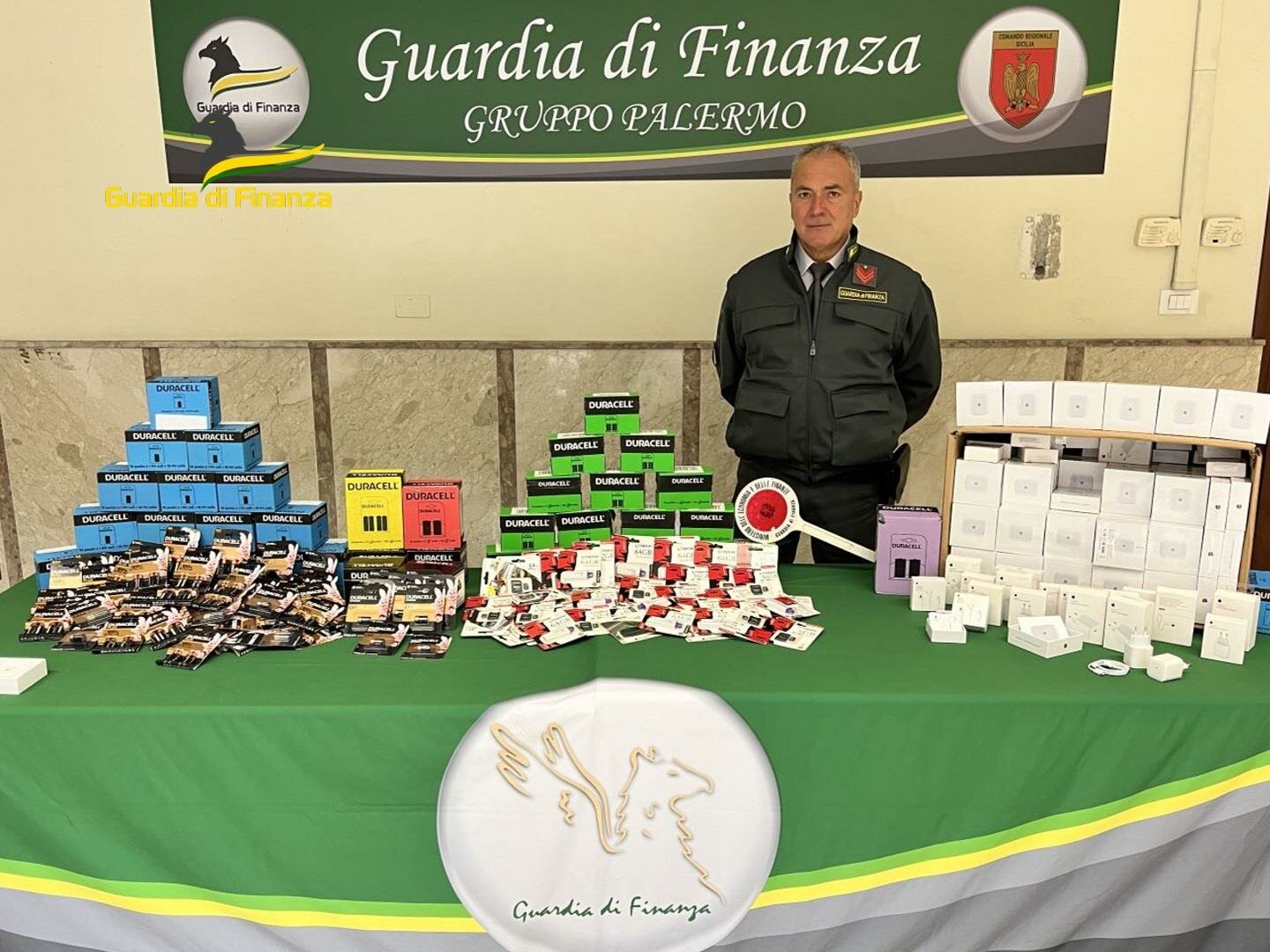 Prodotti elettronici falsi, denunciato negoziante