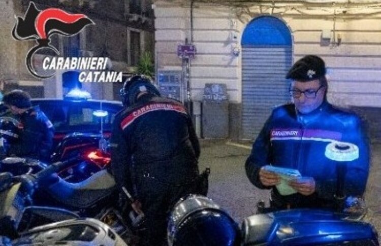 Catania: sfonda la vetrina e fa incetta di alcolici