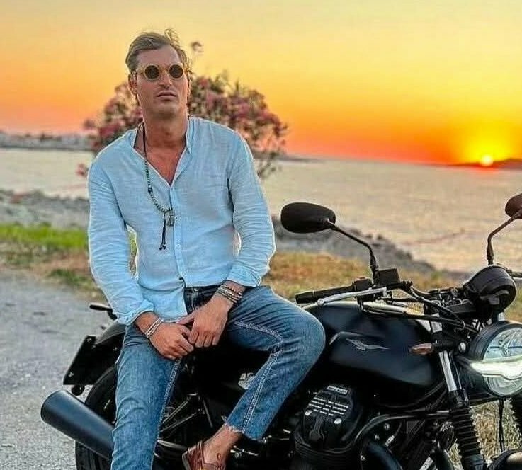 Moto si schianta contro un palo: Gianluca muore sul colpo Moto si schianta contro un palo: Gianluca muore sul colpo