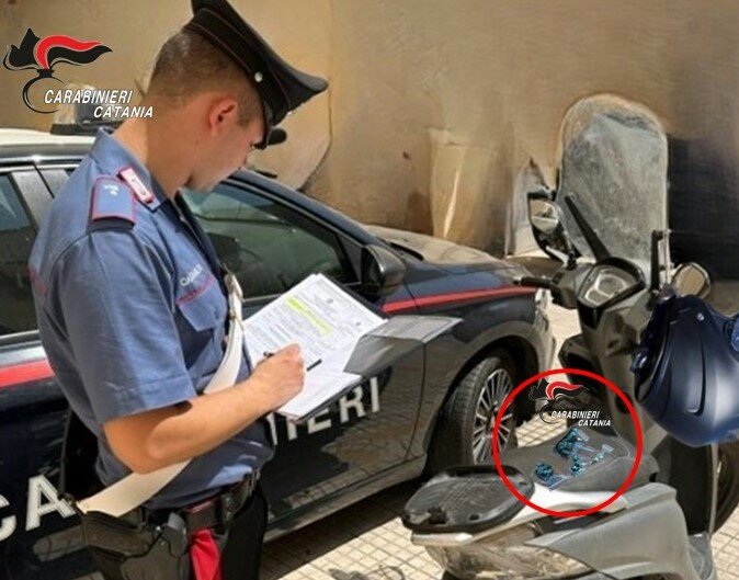 Al controllo non toglie il casco: era pieno di droga