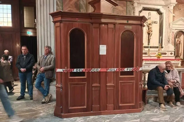 Paura in chiesa: fiamme durante la veglia pasquale
