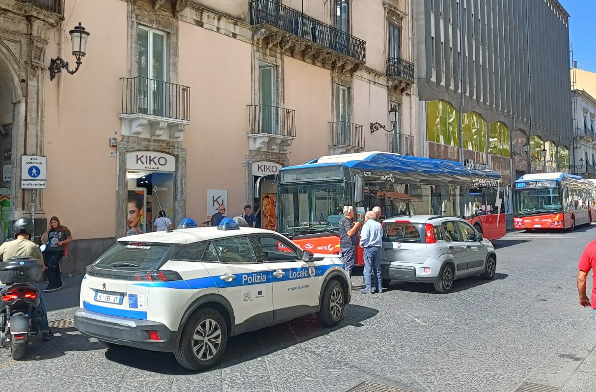 Travolta da un'auto in via Etnea