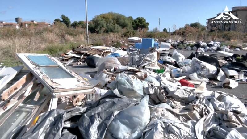 Trappeto, discarica accanto all'asilo