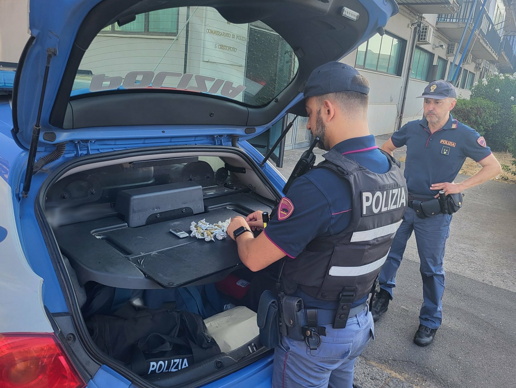 Droga a San Cristoforo, spunta pure un coniglio tra la spazzatura Droga a San Cristoforo, spunta pure un coniglio tra la spazzatura