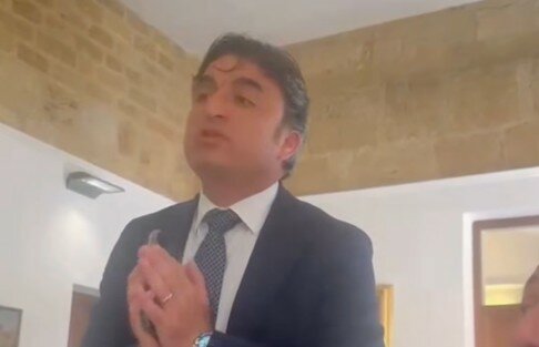 Offese sessiste alla consigliera, bufera sul collega Offese sessiste alla consigliera, bufera sul collega
