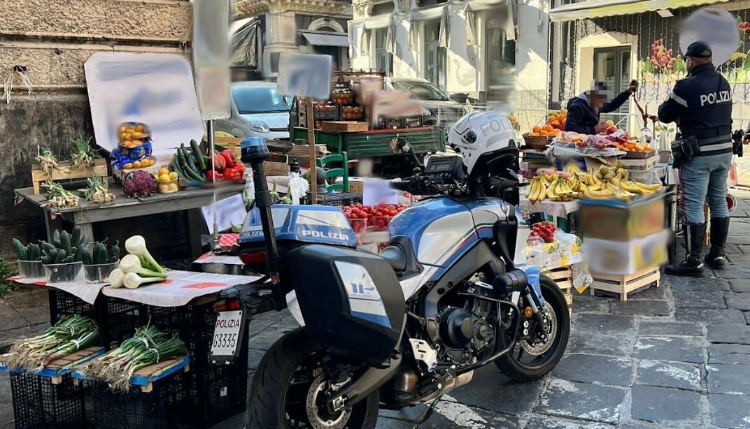 Olio sospetto e braciere in strada: nei guai la gastronomia di Picanello