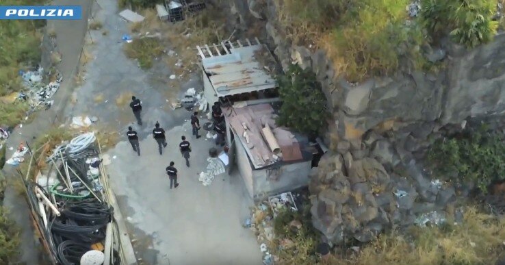 Ruspe nella voragine di corso Sicilia: il blitz filmato dal drone