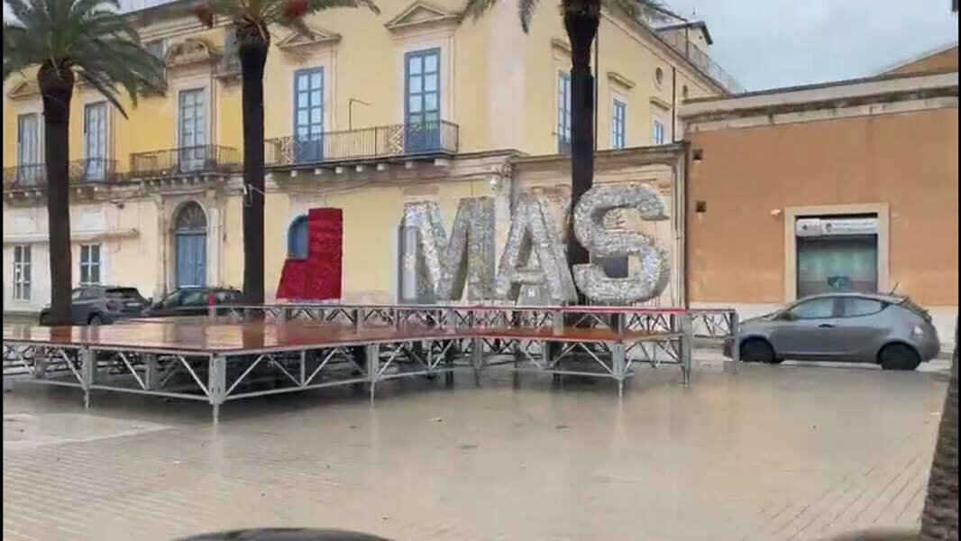 Sparisce la x 'fascista'