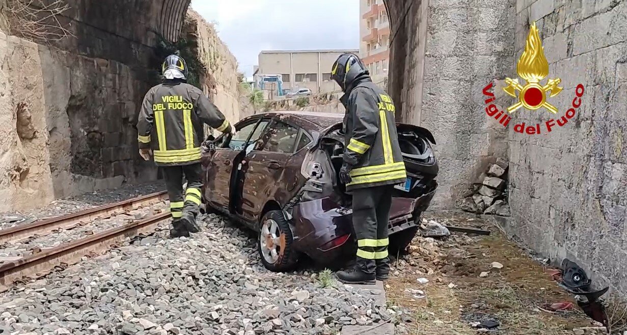 Auto precipita sui binari, a bordo madre e figlio