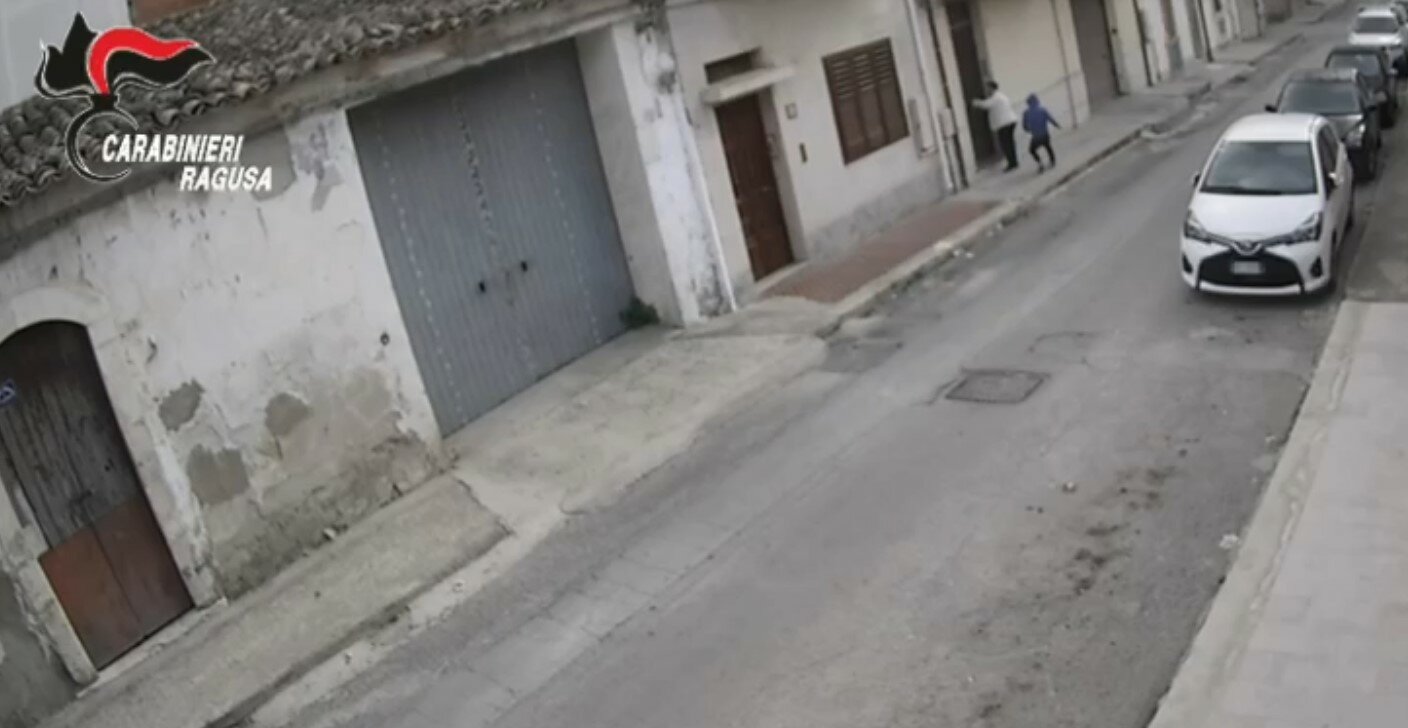 Scippa la borsa alla vecchina e la fa cadere