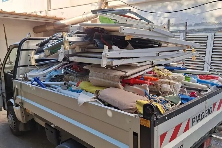 Letojanni, maxi sequestro di sdraio e ombrelloni