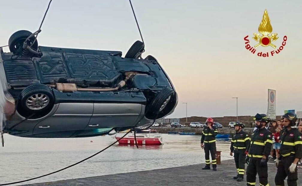 Si lancia con l'auto nel mare di Aci Trezza: salvato Si lancia con l'auto nel mare di Aci Trezza: salvato