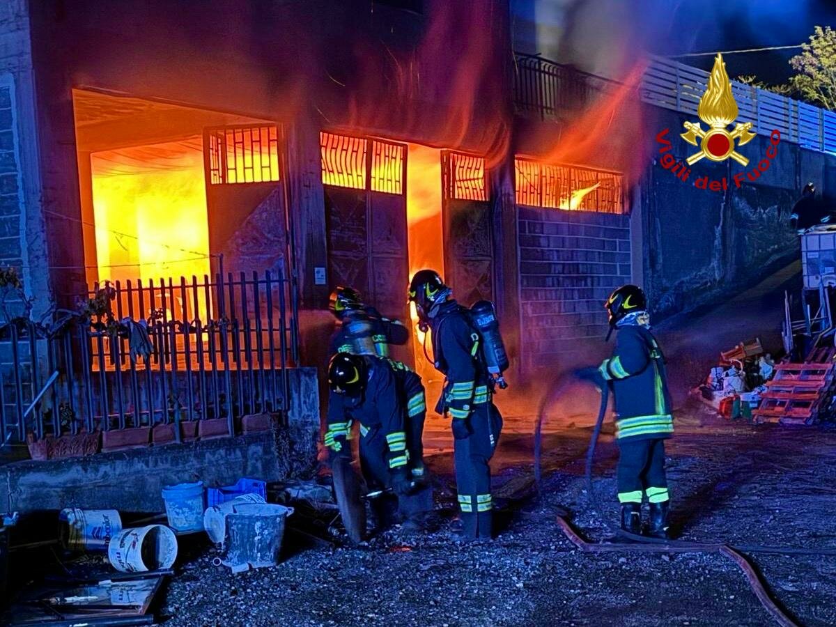 Bronte: incendio devasta garage