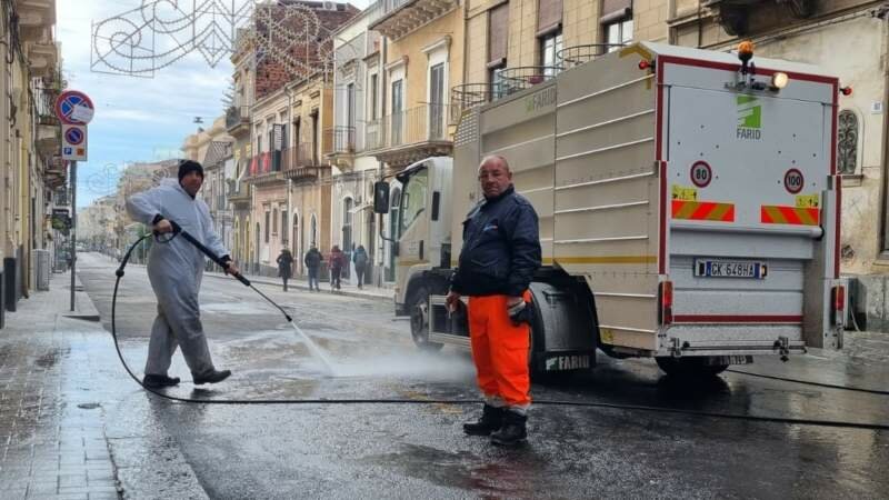 Catania, via la cera dalle strade