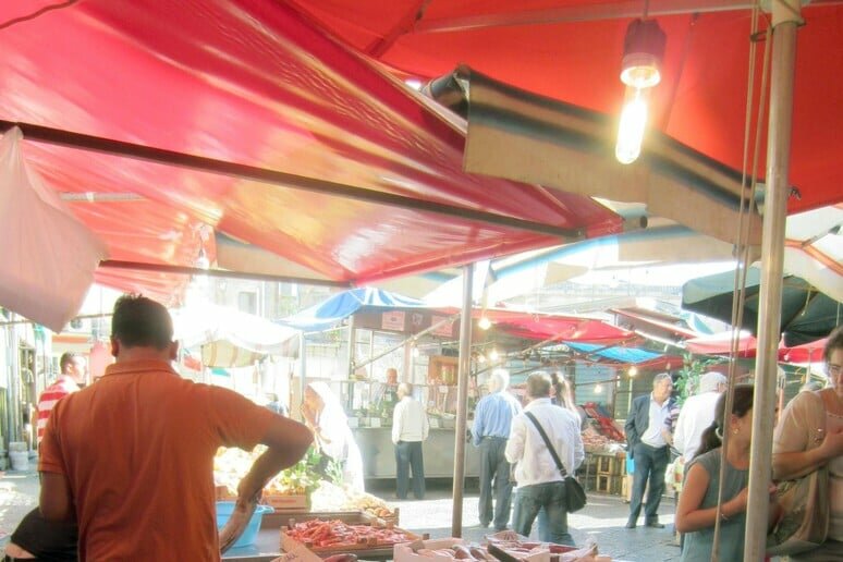 Rissa al mercato: accoltellato