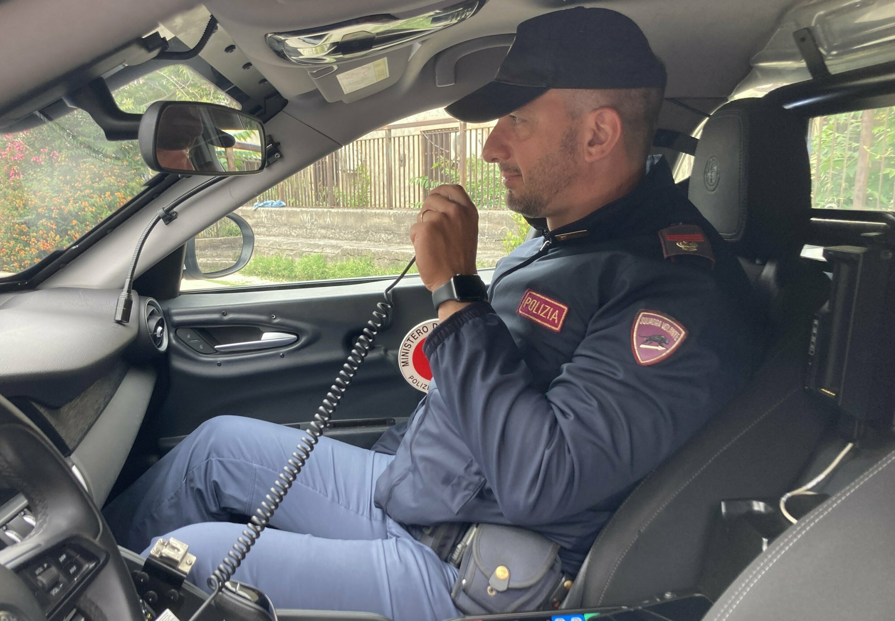 Vaga e chiede aiuto, poi si scaglia contro i poliziotti Vaga e chiede aiuto, poi si scaglia contro i poliziotti