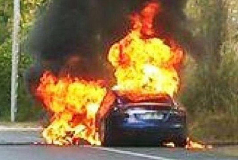 D&agrave; fuoco all'auto e viene investito dalle fiamme