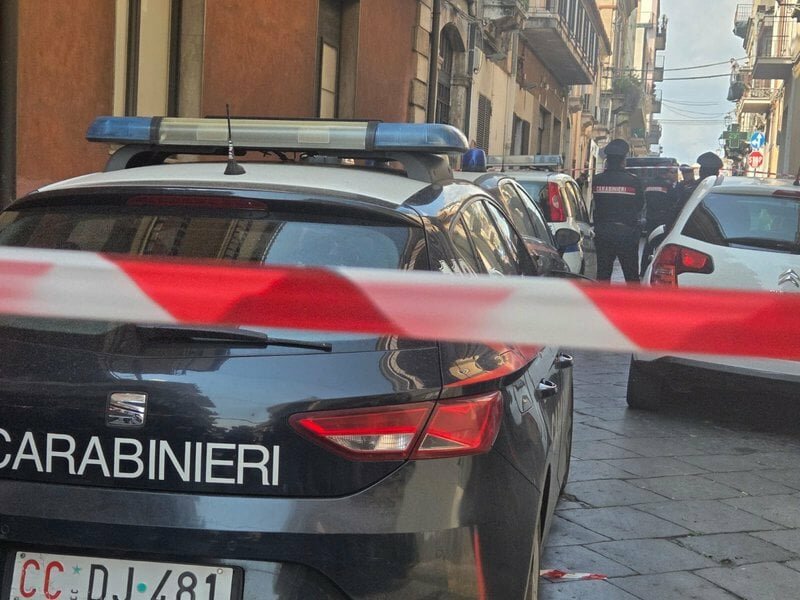 Uccide la figlia di 7 mesi lanciandola dal balcone