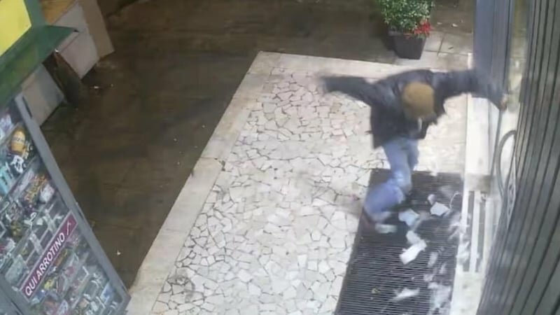 Lavandino contro la porta del bar