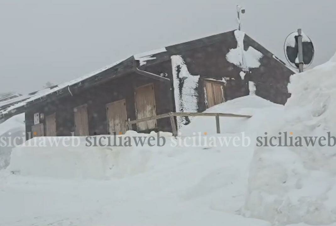 L'Etna nella bufera: Piano Provenzana irraggiungibile L'Etna nella bufera: Piano Provenzana irraggiungibile