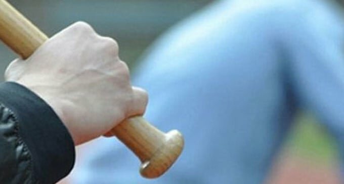 Evade e si presenta dalla ex con coltello e bastone Evade e si presenta dalla ex con coltello e bastone