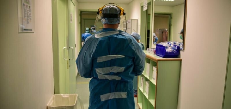Le cadono i pacchi sulla testa in ospedale: morta 68enne