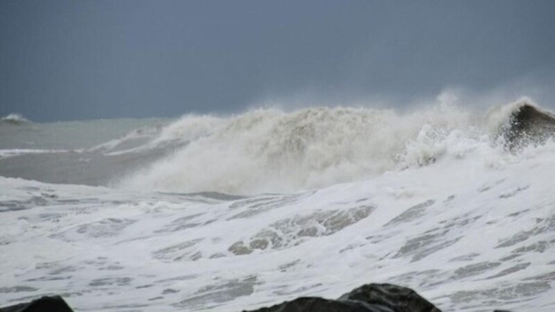 Fa il bagno col mare mosso e annega