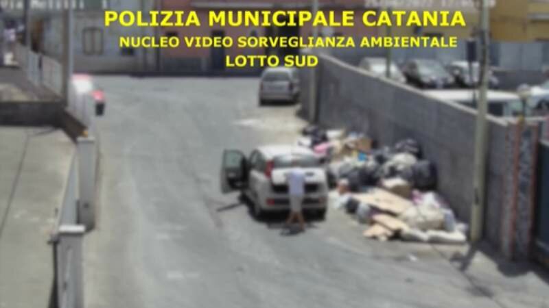 Lancio del sacchetto coi rifiuti, incastrati dai video