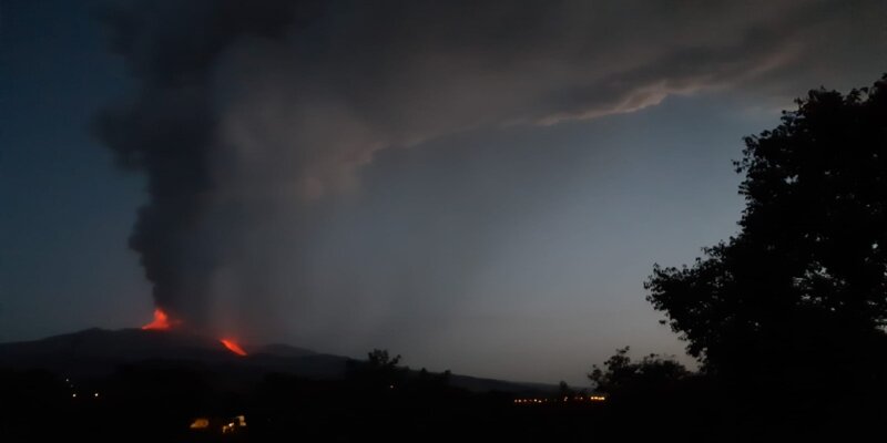Etna: boati all'alba