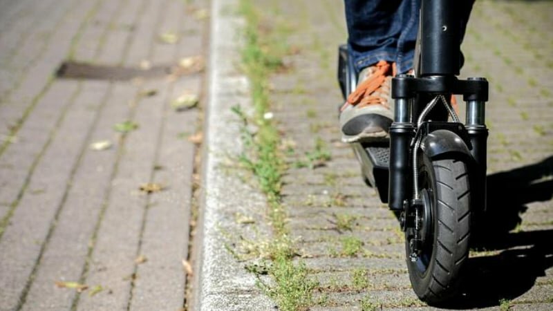 Monopattino nella buca: paura per una donna Monopattino nella buca: paura per una donna