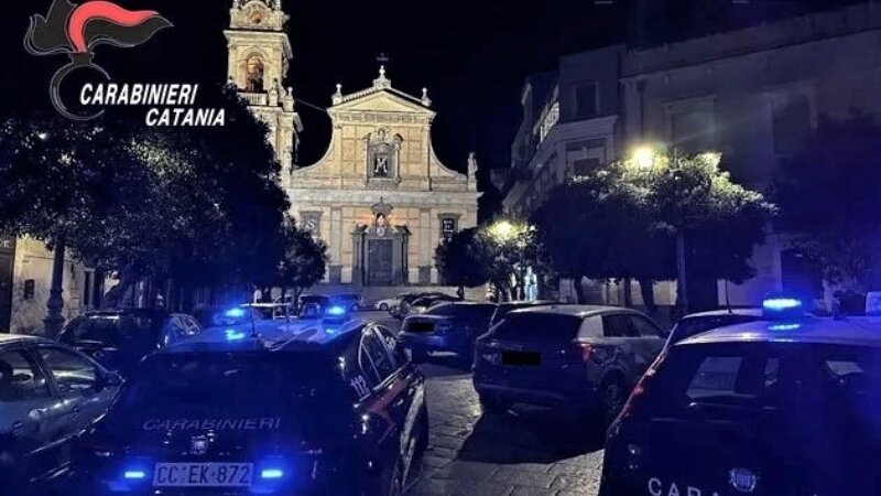Rissa davanti a panineria: avvisi orali per 15