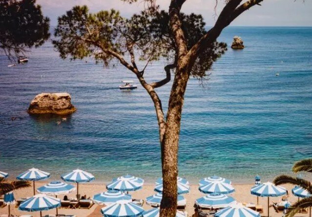 Taormina: si sente male in spiaggia e muore