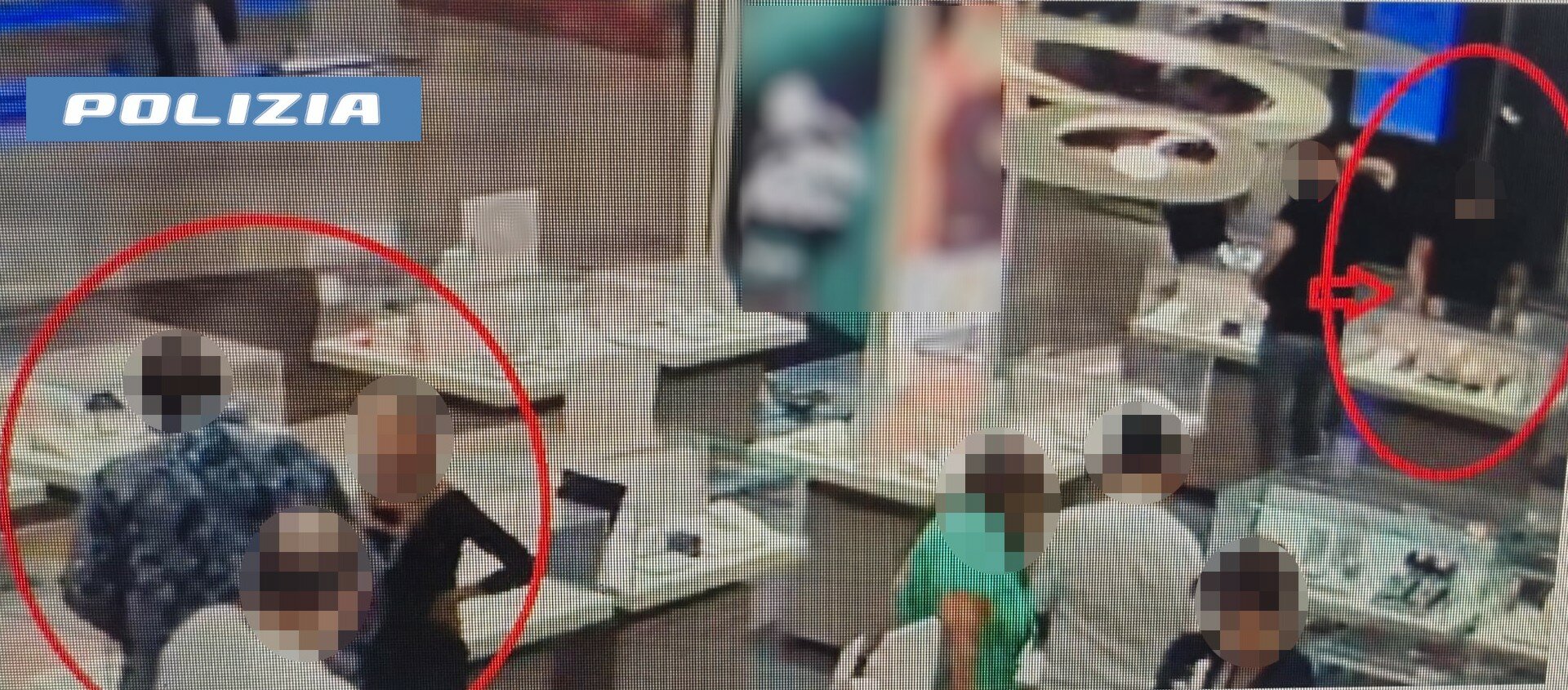 Gioielli 'pescati' col magnete mentre la commessa si distrae