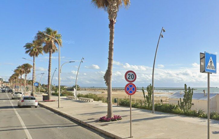 Scontro al lungomare: accoltellati due ragazzi Scontro al lungomare: accoltellati due ragazzi