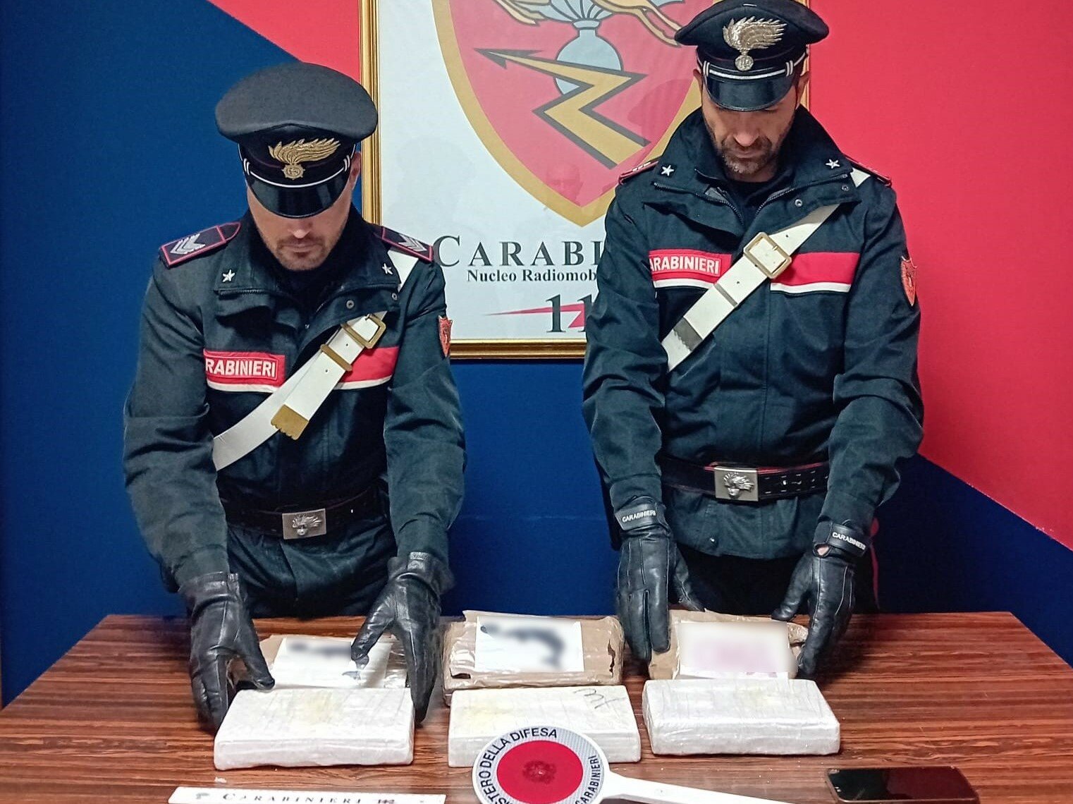 Corriere con 15 mila dosi di cocaina nell'auto