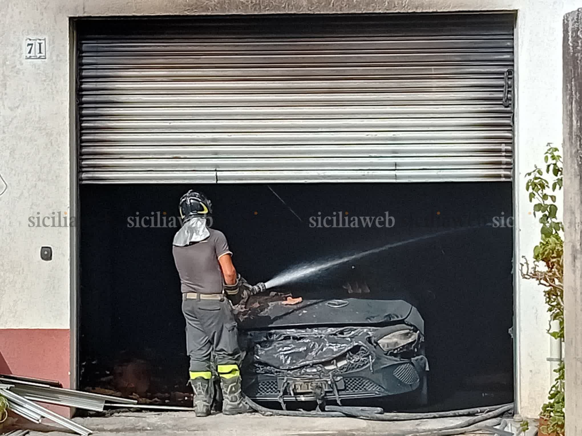 A fuoco garage, evacuati gli appartamenti