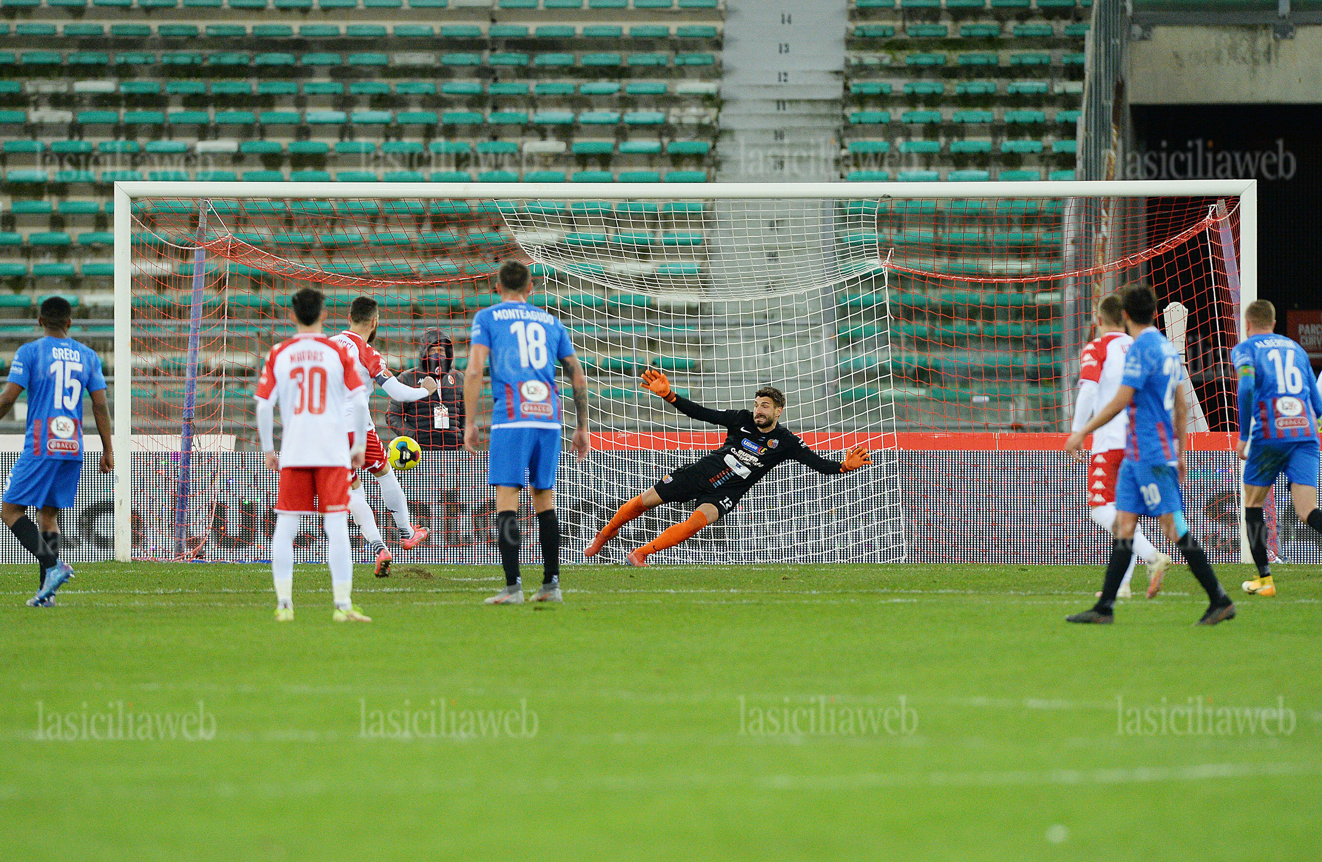 2-gol-bari-rigore-14′-st-Antenucci-rig-copia.jpg