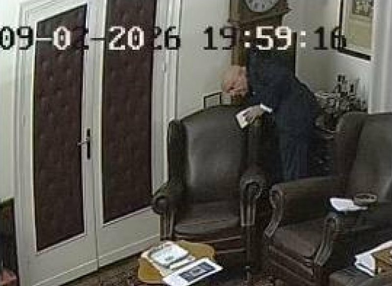 Armao ripreso mentre nasconde la mazzetta nell'orologio a pendolo