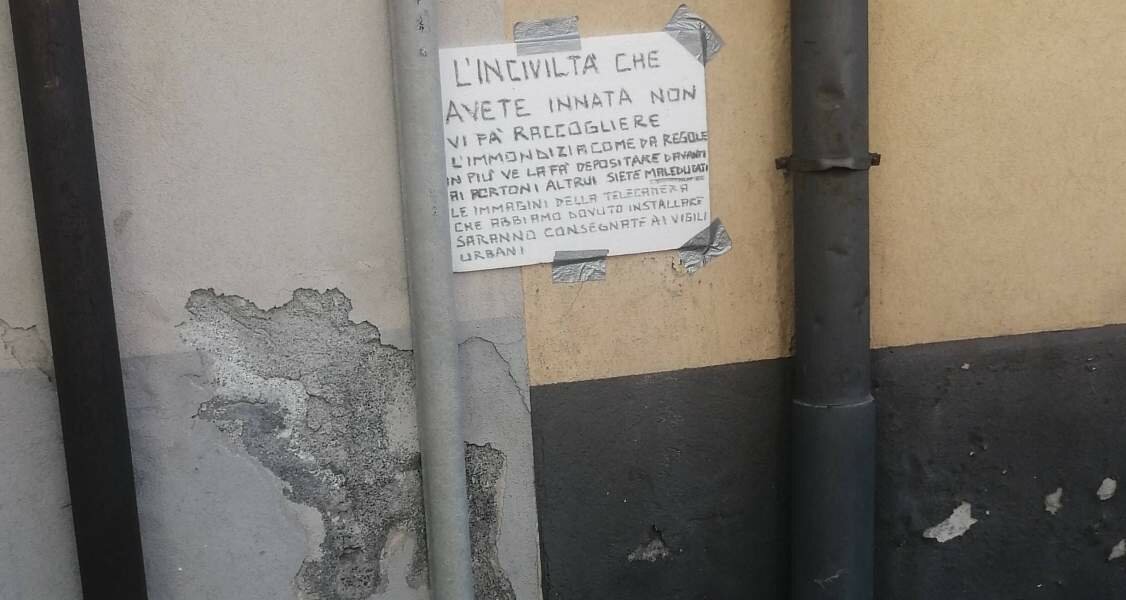Caos rifiuti, i catanesi usano cartelli fai da te