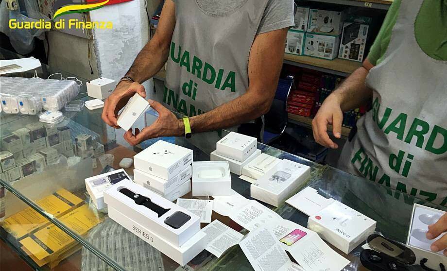 Apple e Samsung falsi: sequestro a Catania Apple e Samsung falsi: sequestro a Catania