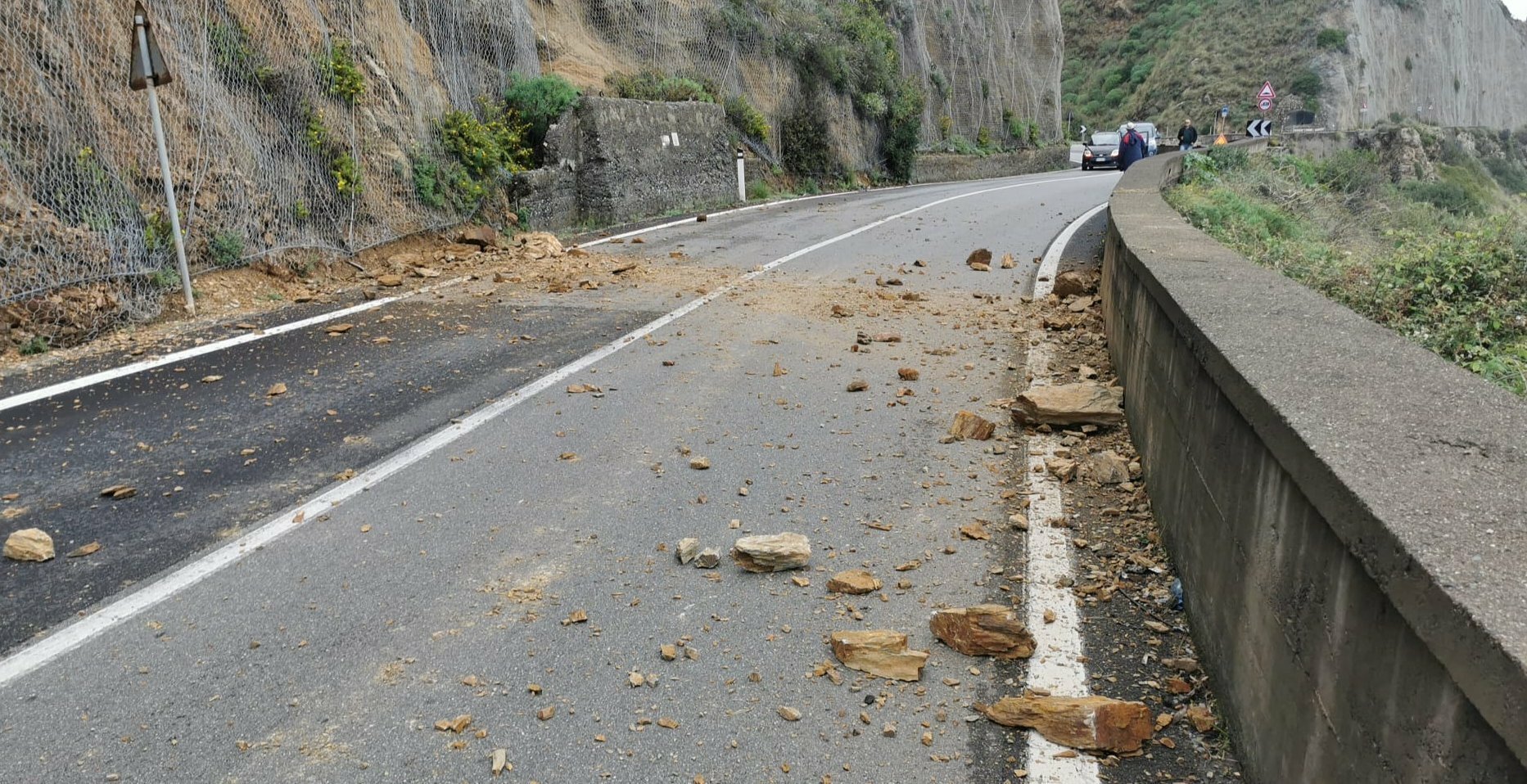 Dopo il masso la frana: viabilit&agrave; messinese in tilt